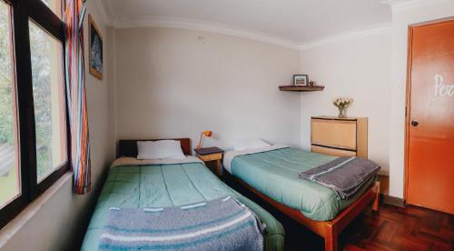 2 twin beds
