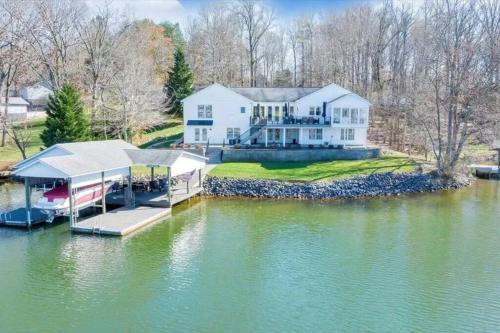 6 BD Smith Mountain Lakefront Escape sunset in Moneta, USA