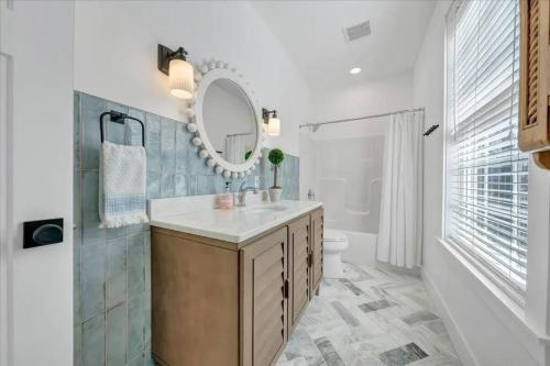 6 BD Smith Mountain Lakefront Escape sunset