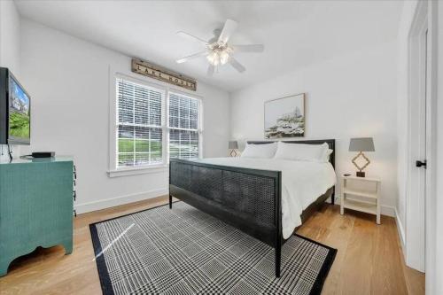 6 BD Smith Mountain Lakefront Escape sunset