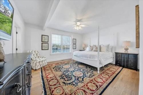 6 BD Smith Mountain Lakefront Escape sunset