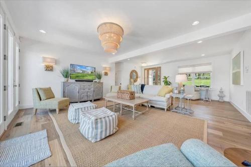 6 BD Smith Mountain Lakefront Escape sunset