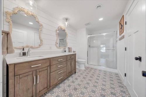 6 BD Smith Mountain Lakefront Escape sunset