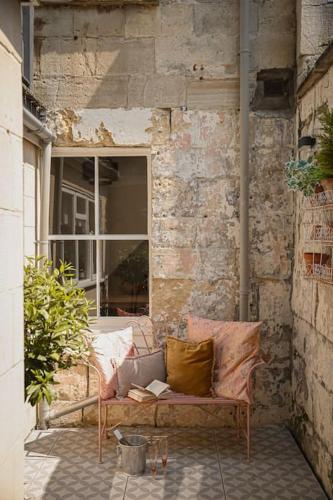 Primrose Cottage - Two Bed Cottage with Private Courtyard & Nearby Parking, Bath
