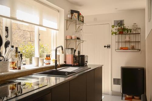 Primrose Cottage - Two Bed Cottage with Private Courtyard & Nearby Parking, Bath (photo 3)
