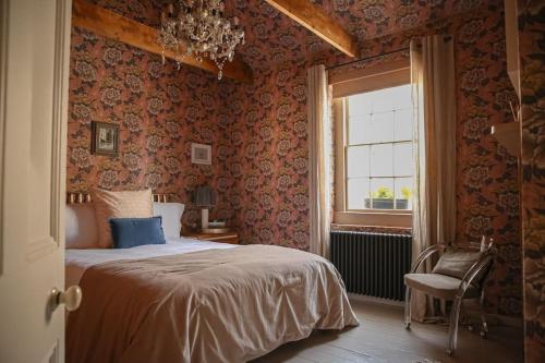 Primrose Cottage - Two Bed Cottage with Private Courtyard & Nearby Parking, Bath (photo 4)