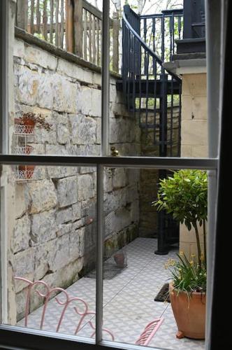 Primrose Cottage - Two Bed Cottage with Private Courtyard & Nearby Parking, Bath (photo 9)