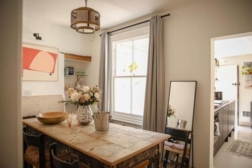 Primrose Cottage - Two Bed Cottage with Private Courtyard & Nearby Parking, Bath (photo 11)