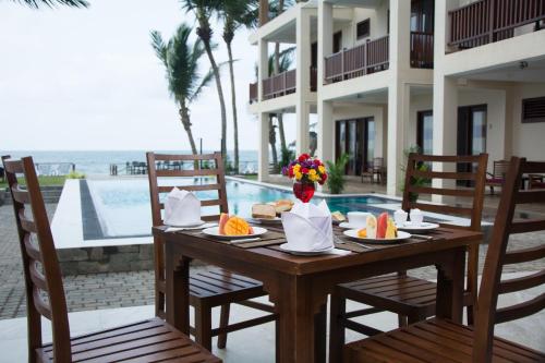 Restaurant, Sapphire Seas Beachfront Hotel in Hikkaduwa