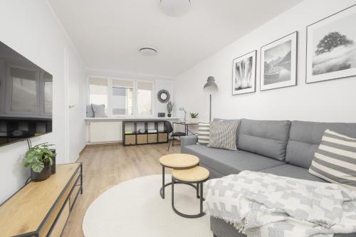 Elegant Grey Apartment Wspólna Śródmieście in Warsaw by Noclegi Renters, Warsaw