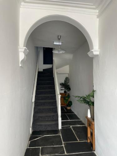 Bejárat, Flat 1 in Lampeter