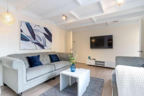 4BR 2BA House Nestled in a Quiet Spot in Dickson - Hosted by CanStay photo 1