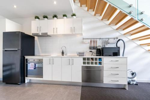 Bright Loft-Style Apartment with Gorgeous View - Hosted by CanStay, Canberra