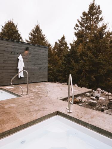 Pezsgőfürdő, ÈST Éco-cabines (EST Eco-cabines) in Nouvelle (QC)
