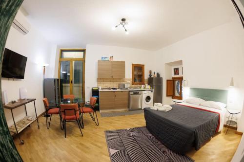 Dante Studio Apartment Super Central next metro By HouseinNaples, Naples (photo 3)