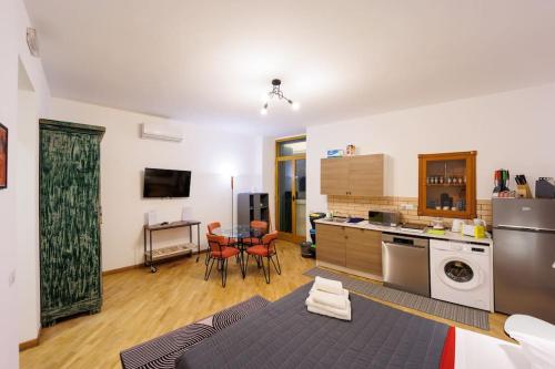 Dante Studio Apartment Super Central next metro By HouseinNaples, Naples (photo 7)