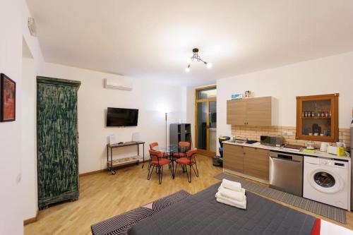 Dante Studio Apartment Super Central next metro By HouseinNaples, Naples (photo 10)