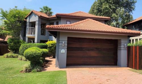 Villa on 8 Pecanwood, Hartbeespoort