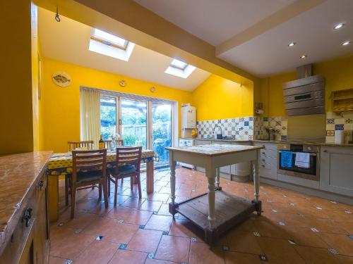 Pass the Keys Charming Home Near Thames DLR - main image