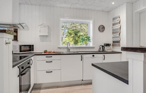 Kitchen, 3 Bedroom Amazing Home In Storvorde in Egense