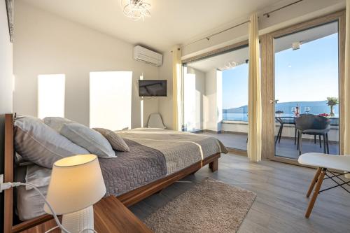 Luxury White Sails Villas with a Multi Sport Court #2026# and Sea View in ปิเนซิซี