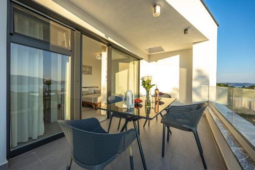 Luxury White Sails Villas with a Multi Sport Court #2026# and Sea View in ปิเนซิซี