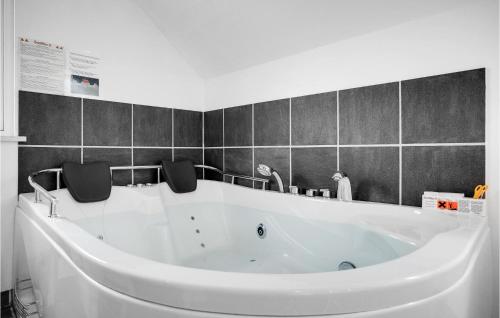 Bany, Strahatten in Glesborg