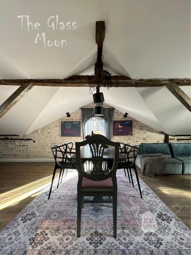 Пространства за гости Синият час - апартамент The Glass Moon, Ruse (Foto 3)