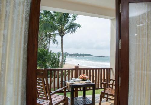 Sapphire Seas Beachfront Hotel – Hikkaduwa, CO