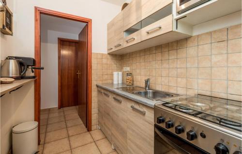 廚房, Lovely Home In Stari Laz With Wifi in 庫比紮克