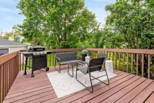 Modern Pop Art Decor Grill Games Broadview IL 3 bdrm House in Broadview, USA