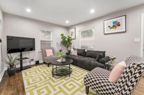 Modern Pop Art Decor Grill Games Broadview IL 3 bdrm House in Broadview, USA