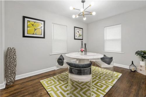 Modern Pop Art Decor Grill Games Broadview IL 3 bdrm House in Broadview, USA