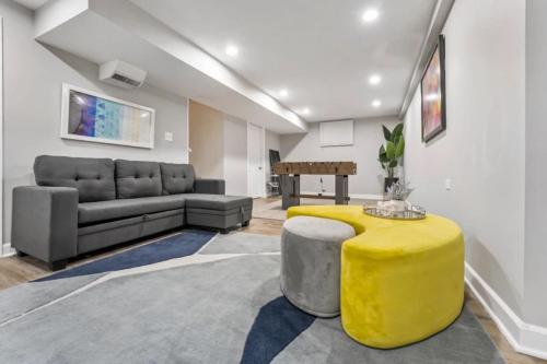 Modern Pop Art Decor Grill Games Broadview IL 3 bdrm House in Broadview, USA