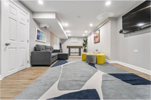 Modern Pop Art Decor Grill Games Broadview IL 3 bdrm House in Broadview, USA