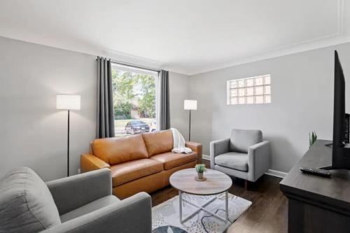 Ultimate Stay with Gym an Game Room Broadview IL 4BR House in Broadview, USA