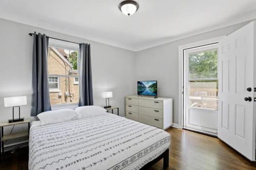 Ultimate Stay with Gym an Game Room Broadview IL 4BR House in Broadview, USA
