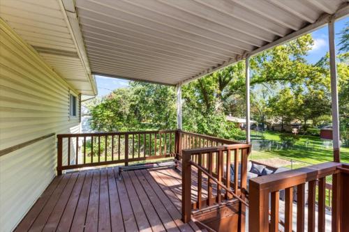 Modern Comfort King Gazebo Wi-Fi Glen Ellyn in Glen Ellyn, USA