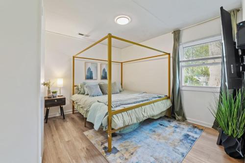 Majestic Modern Farmhouse King Shops Backyard Streamwood IL 3BR House in Streamwood, USA