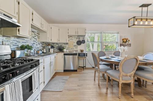 Majestic Modern Farmhouse King Shops Backyard Streamwood IL 3BR House in Streamwood, USA