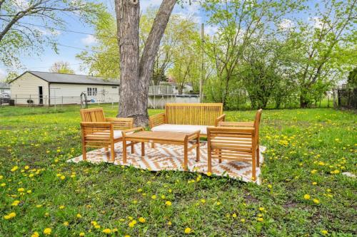 Majestic Modern Farmhouse King Shops Backyard Streamwood IL 3BR House in Streamwood, USA