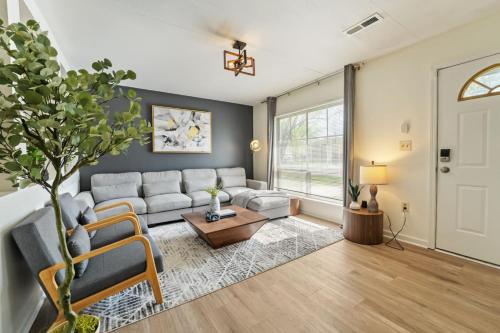 Majestic Modern Farmhouse King Shops Backyard Streamwood IL 3BR House in Streamwood, USA