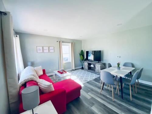 Streamwood IL Scarlet Star King Queen Bed Pet Friendly in Streamwood, USA