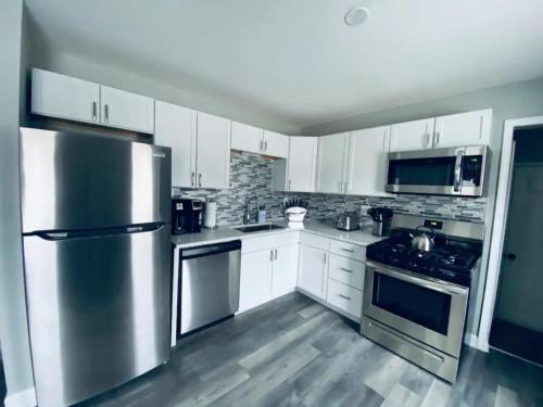 Streamwood IL Scarlet Star King Queen Bed Pet Friendly in Streamwood, USA