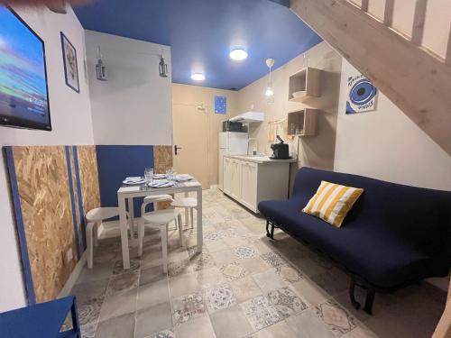 Athenes olympe Bleu in District 10