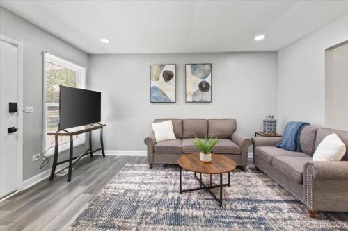 Comfy King bed, Free Wi-Fi, Home in Des Plaines in Des Plaines, USA