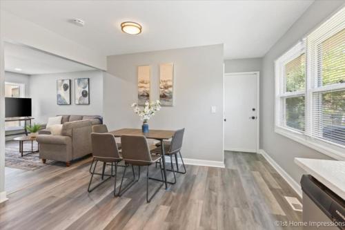 Comfy King bed, Free Wi-Fi, Home in Des Plaines in Des Plaines, USA