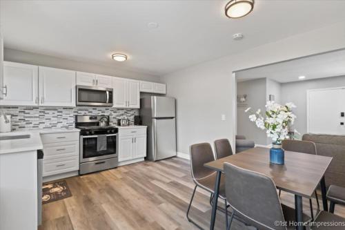 Comfy King bed, Free Wi-Fi, Home in Des Plaines in Des Plaines, USA
