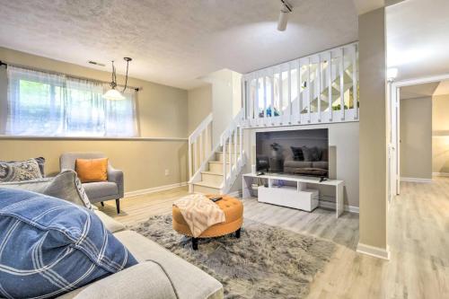 Charming Three Bedroom Home with King Bed and Fire Pit