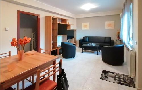 Nice home in Motta Camastra w/ 3 Bedrooms - image 9